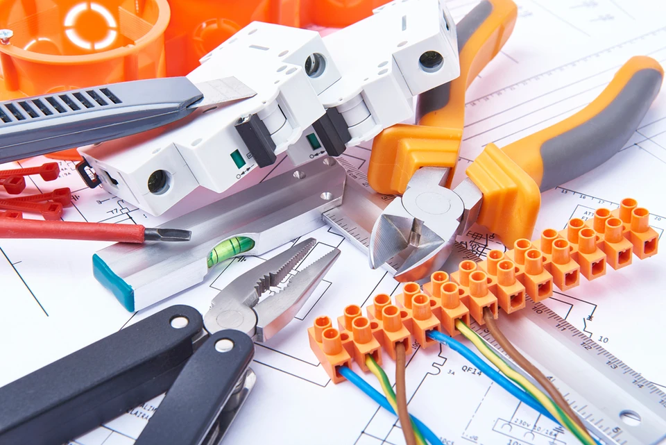 Électricien travaillant à l'installation d'un système électrique dans une maison en cours de réforme
