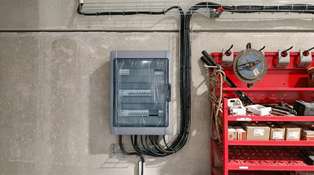 Scène d'intérieur montrant une installation électrique en cours