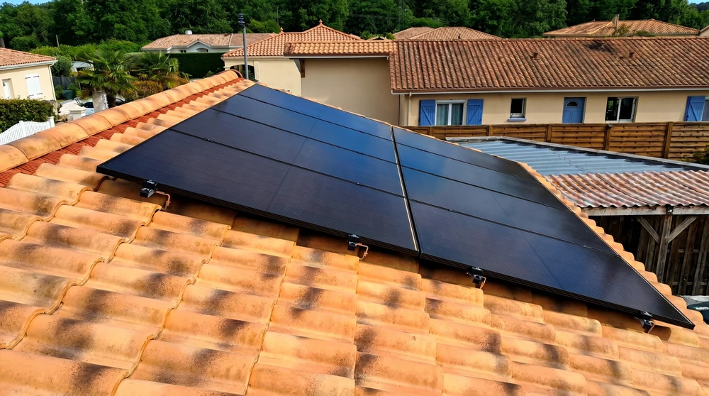 Panneaux solaires sur le toit de la maison avec un ciel bleu sur fond