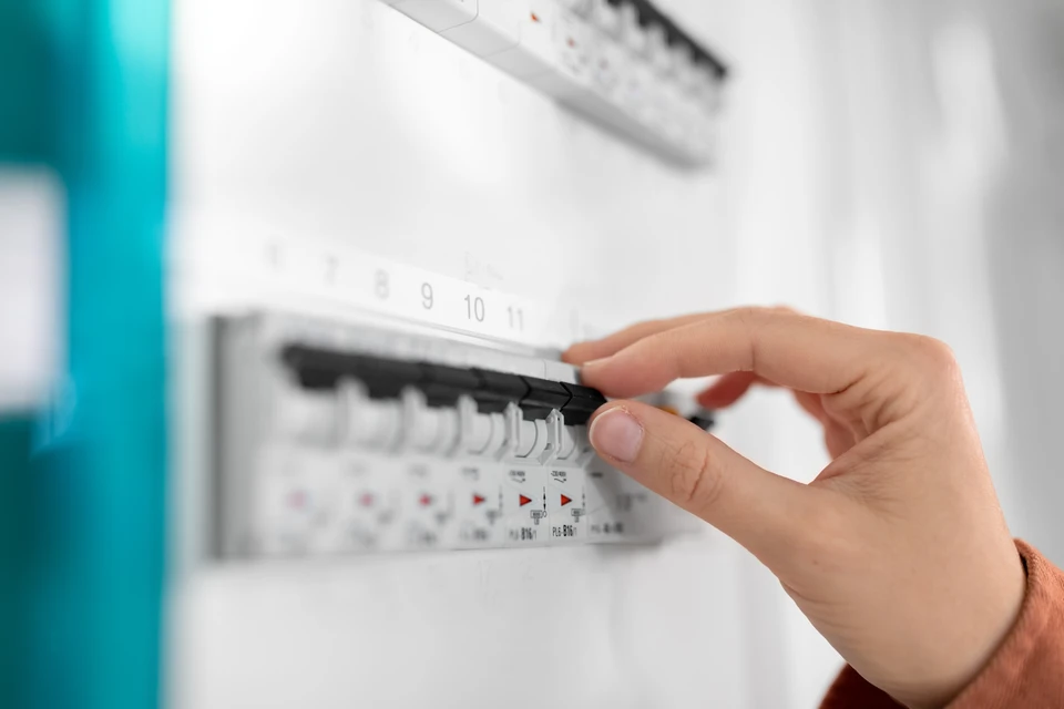 L'électricien travaille avec des câbles à l'intérieur de la pièce