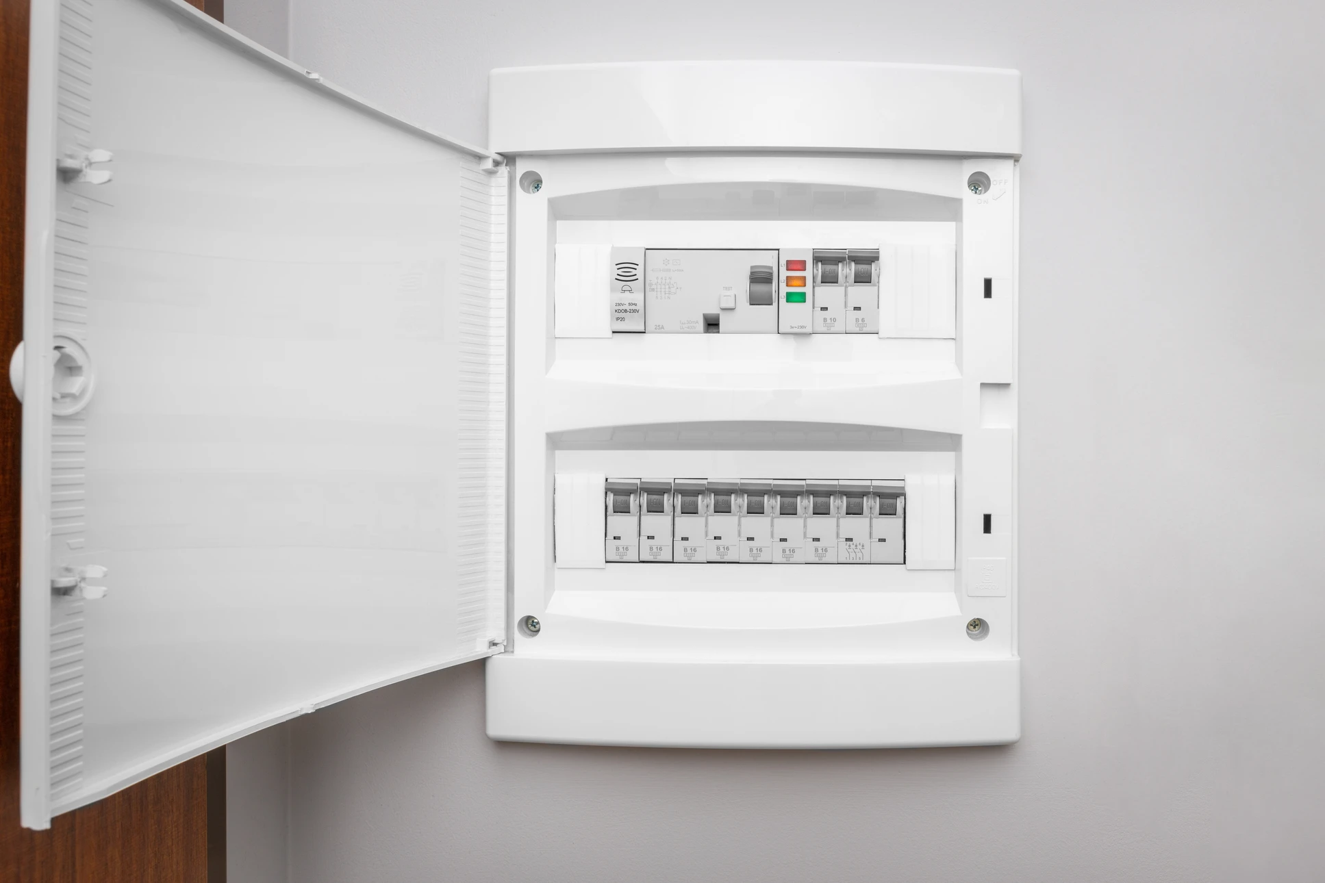 Armoire électrique industrielle ouverte, vue intérieure